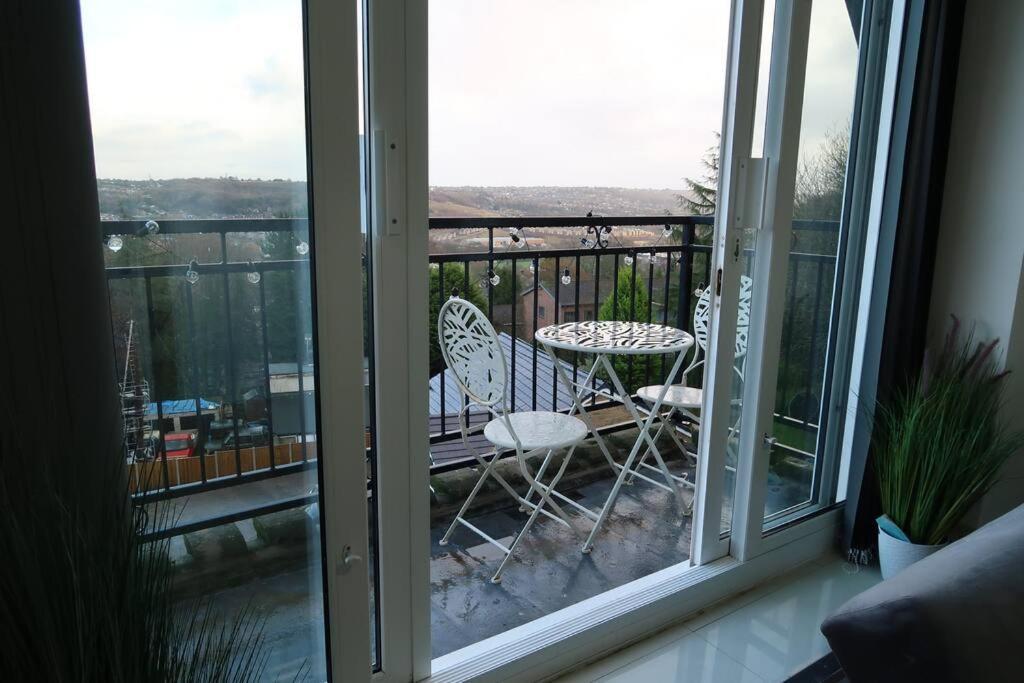 Apartment Two-bedroom With Scenic Balcony View *