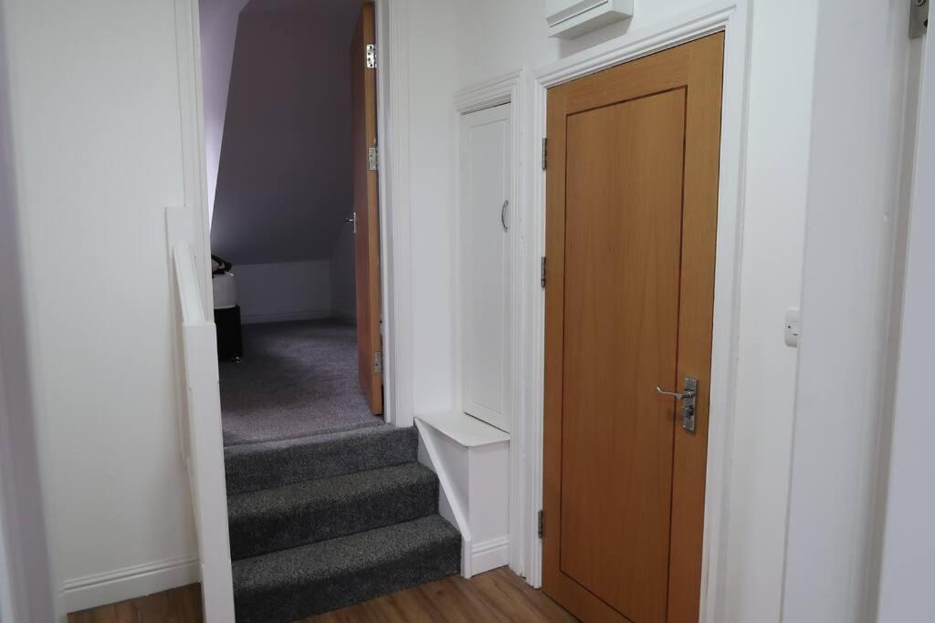 Apartment Two-bedroom With Scenic Balcony View *