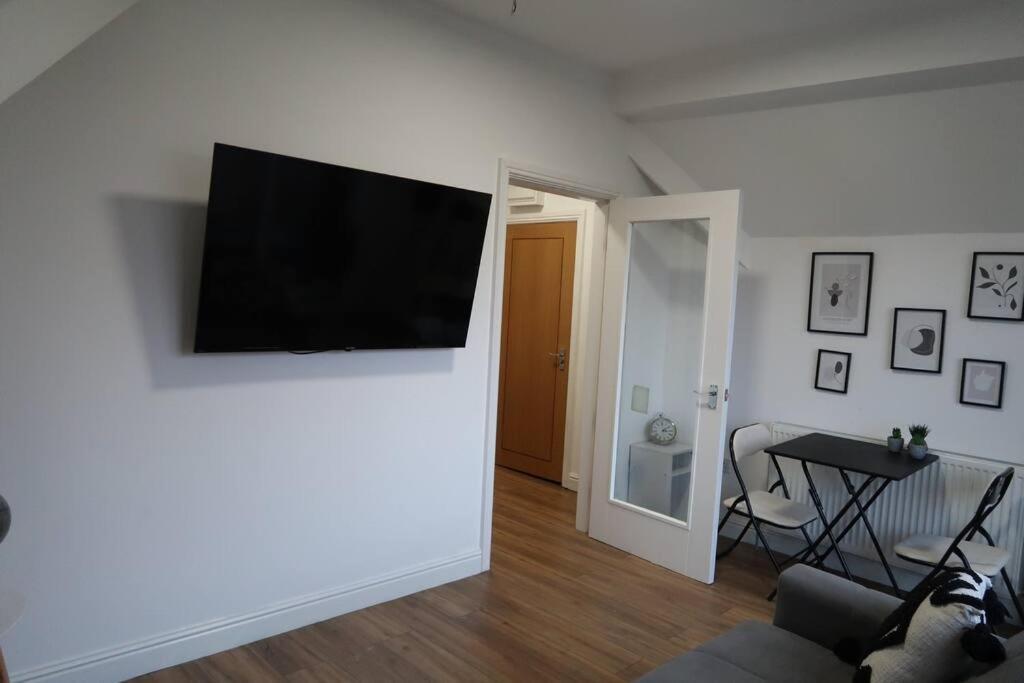 Apartment Two-bedroom With Scenic Balcony View *