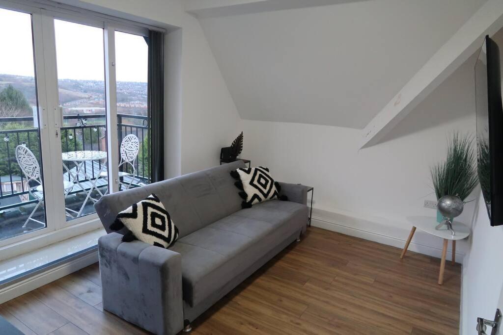 Two-bedroom With Scenic Balcony View Shipley (West Yorkshire)