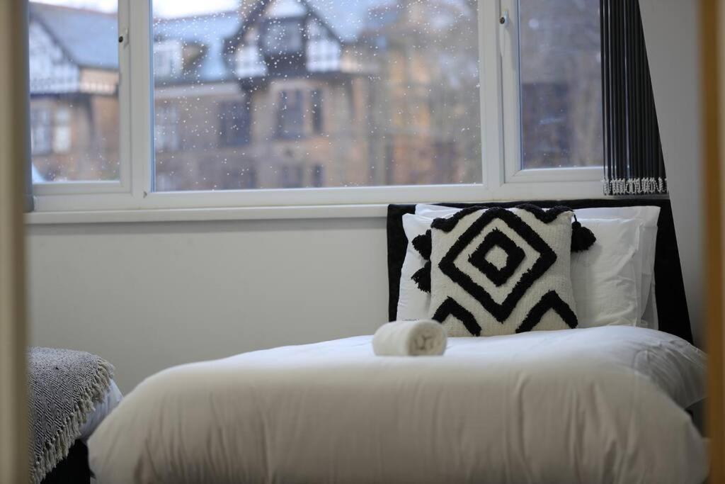 Apartment Two-bedroom With Scenic Balcony View *